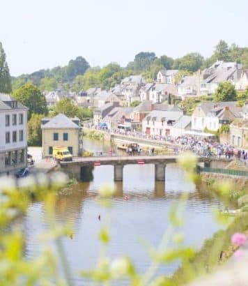 Cette petite ville du Morbihan cache un lac de 250 hectares et une Bretagne secrète