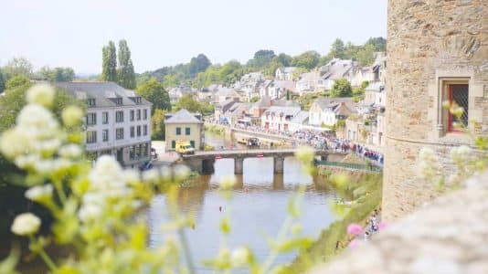 Cette petite ville du Morbihan cache un lac de 250 hectares et une Bretagne secrète