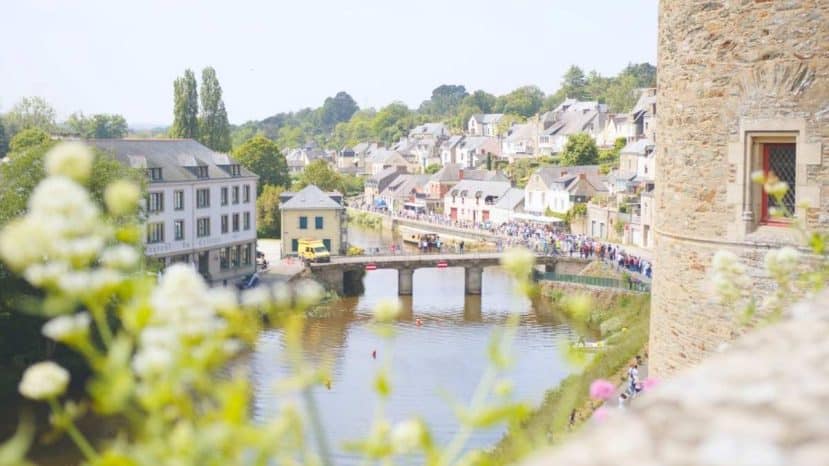 This small town in Morbihan hides a 250-hectare lake and a secret side of Brittany