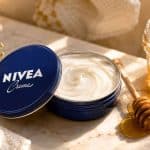 La crème Nivea à 3€ mélangée à du miel, le duo qui lisse les rides en 15 minutes