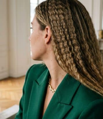 Les cheveux gaufrés, tendance phare des années 2000, reviennent cet automne