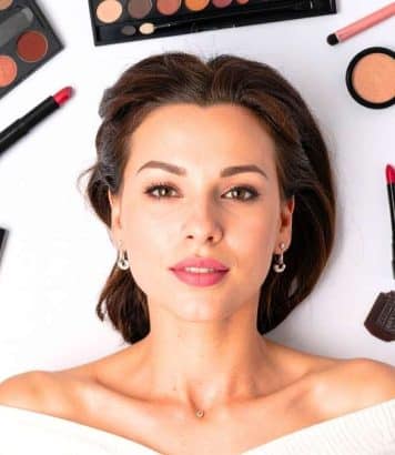 Ce fond de teint Clarins mise sur l'acide hyaluronique pour un fini mat lumineux