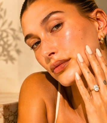 Hailey Bieber adopte la manucure vanilla milk, la tendance ongles douce de l'été