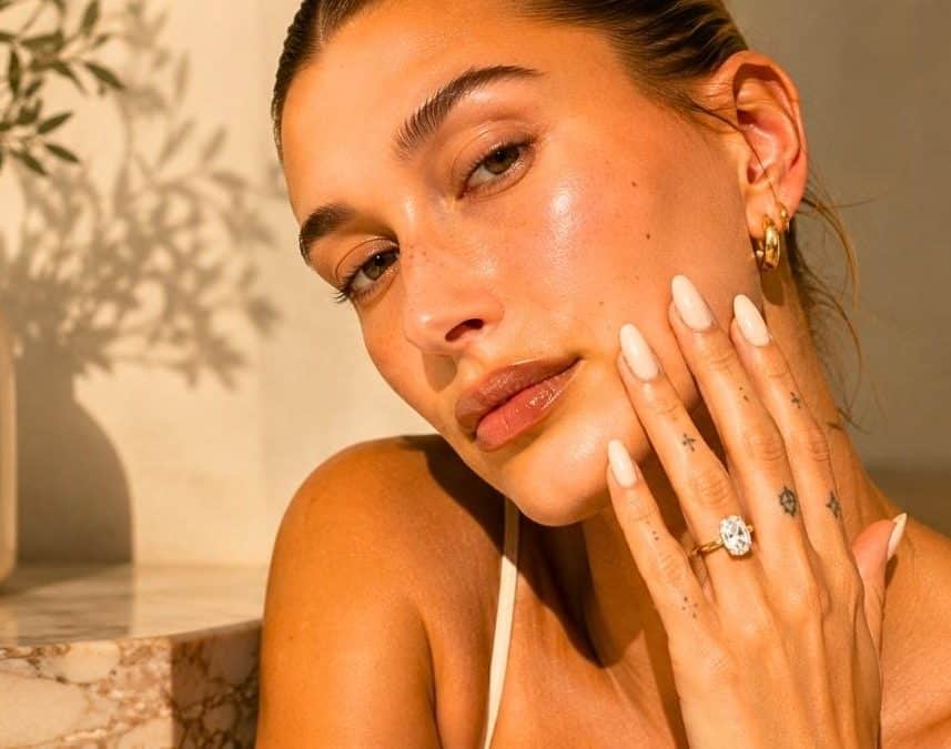 Hailey Bieber adopte la manucure vanilla milk, la tendance ongles douce de l'été