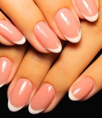 Ce soin activateur de glow à 16€ transforme les ongles ternes en manucure lumineuse