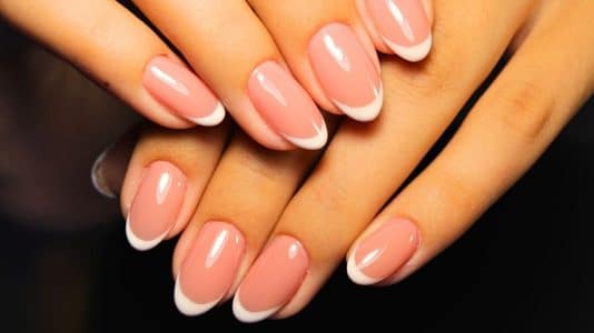 Ce soin activateur de glow à 16€ transforme les ongles ternes en manucure lumineuse