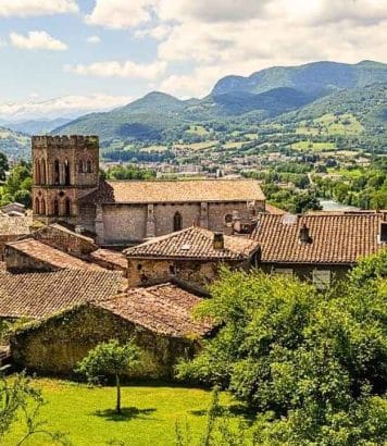 Ce village des Pyrénées classé à l'UNESCO cache deux cathédrales et un cloître roman