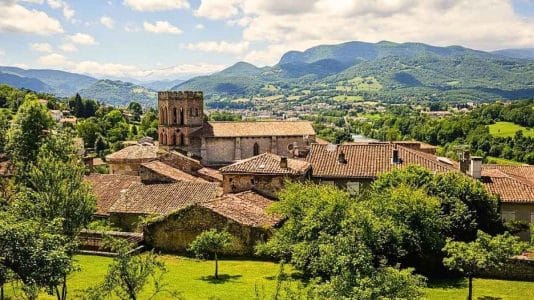 Ce village des Pyrénées classé à l'UNESCO cache deux cathédrales et un cloître roman