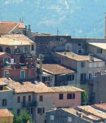 À 13 km de Nice, ce village perché offre 21°C et une vue folle à la Toussaint