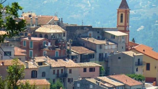 À 13 km de Nice, ce village perché offre 21°C et une vue folle à la Toussaint