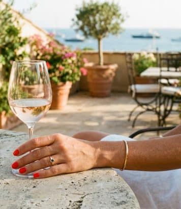 Ce rouge tomate sur les ongles prolonge le bronzage bien après les vacances