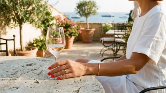 Ce rouge tomate sur les ongles prolonge le bronzage bien après les vacances