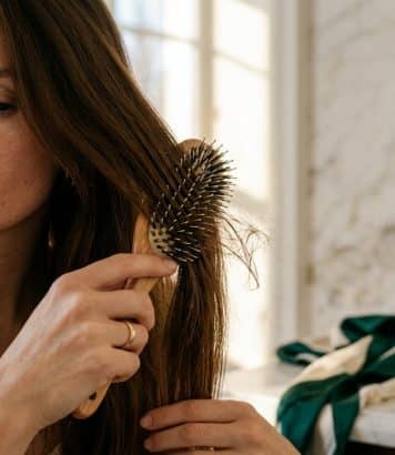 Pourquoi votre brosse à cheveux sabote vos soins capillaires les plus coûteux
