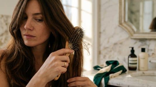 Pourquoi votre brosse à cheveux sabote vos soins capillaires les plus coûteux