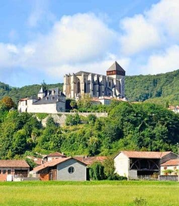 Ce village d'Occitanie de 240 habitants est surnommé le Mont Saint-Michel des Pyrénées
