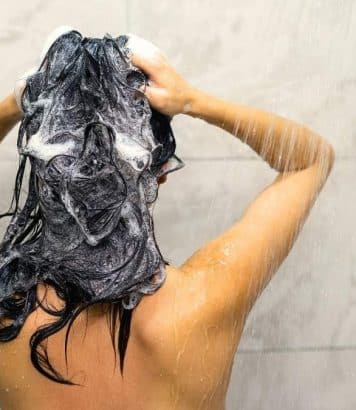 J'ai testé ce shampoing anti-frisottis à 49€ qui a sauvé mes cheveux en voyage
