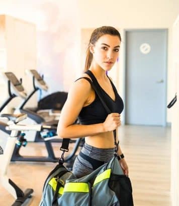 À 40 ans passés, Theo James garde un physique de rêve grâce à cette discipline