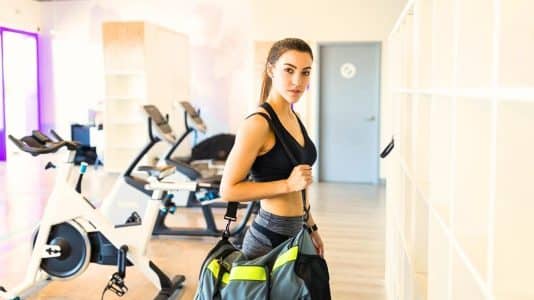 À 40 ans passés, Theo James garde un physique de rêve grâce à cette discipline