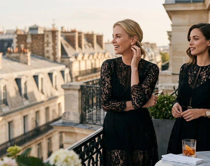 Charlize Theron et Ester Exposito portent la même robe Givenchy en dentelle noire
