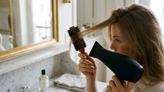 « Tendez la mèche fine à la brosse » : la méthode coiffeur pour un brushing maison