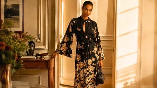 Cette robe fleurie Sézane se porte du bureau aux fêtes sans jamais lasser