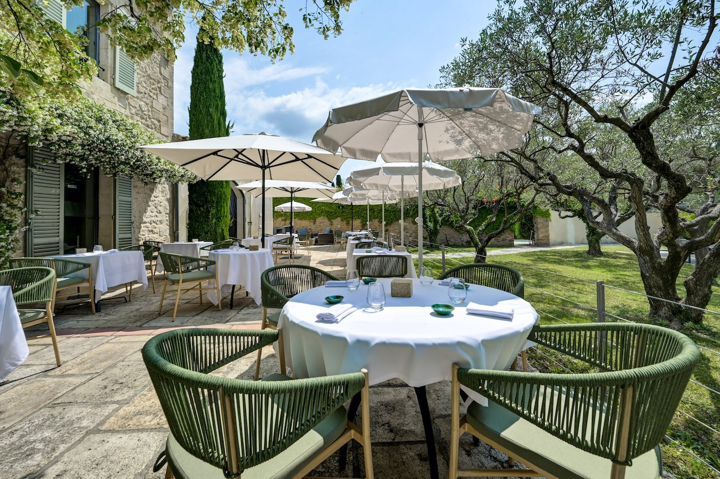 La Belle Vie à Saint-Hilaire-d'Ozilhan, une étoile Michelin dès sa première année entre Avignon et le Pont du Gard