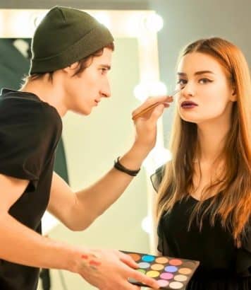 Une make-up artist M·A·C livre 3 secrets pour un maquillage qui tient à la chaleur