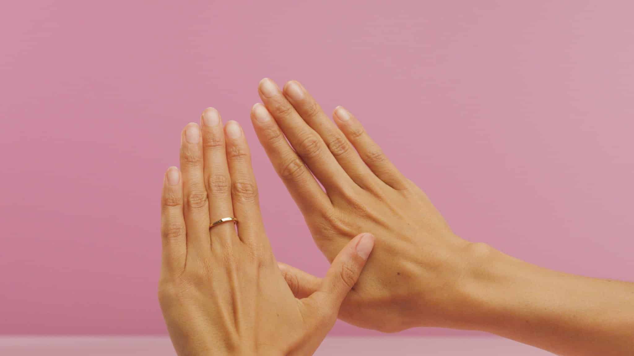 Pink Gellac révolutionne le retrait du gel à domicile avec son appareil à vapeur