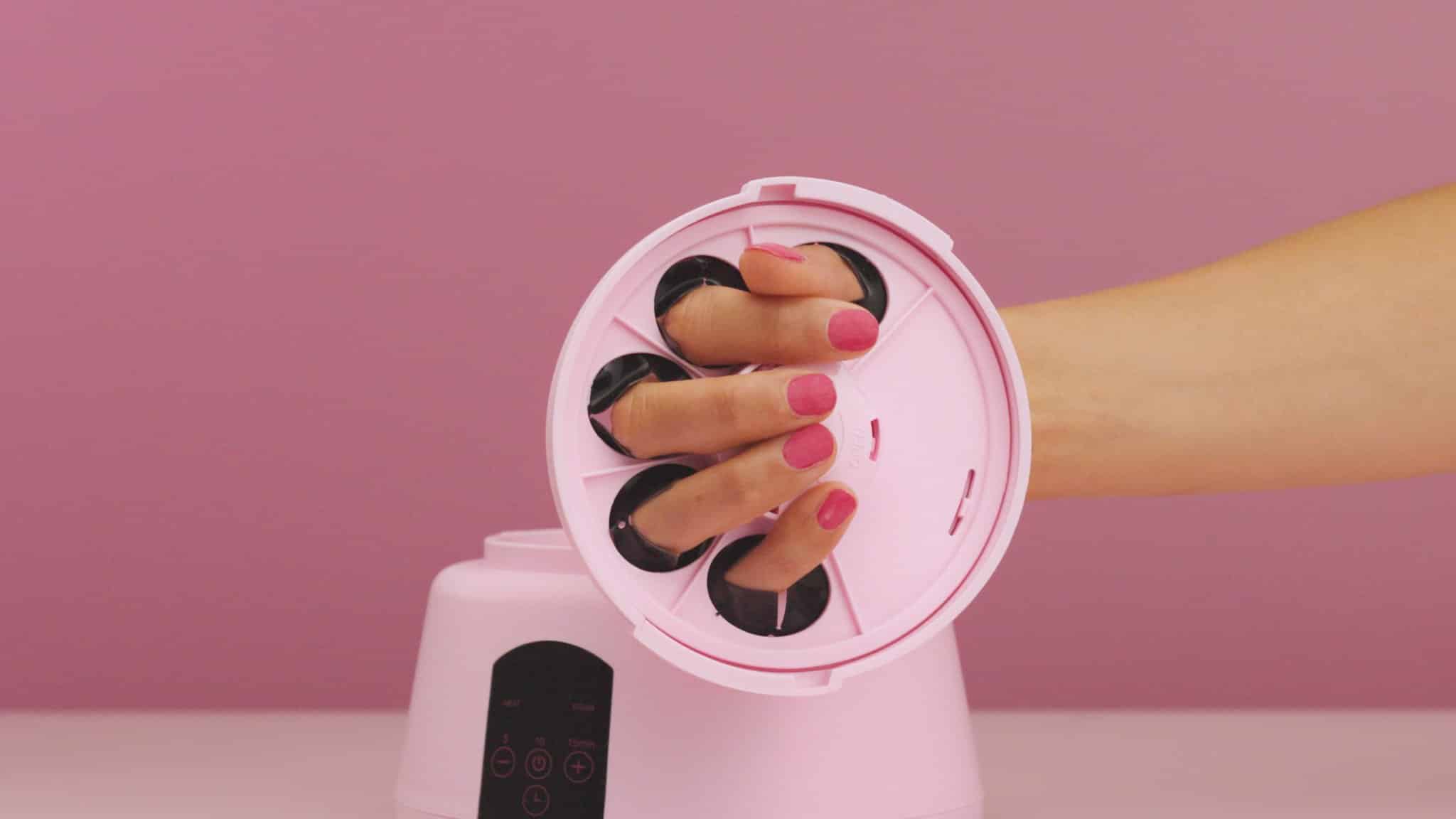 Pink Gellac révolutionne le retrait du gel à domicile avec son appareil à vapeur