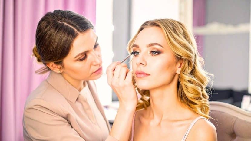 « Un glamour qui a l'air sans effort » : ce maquillage flouté séduit la rentrée