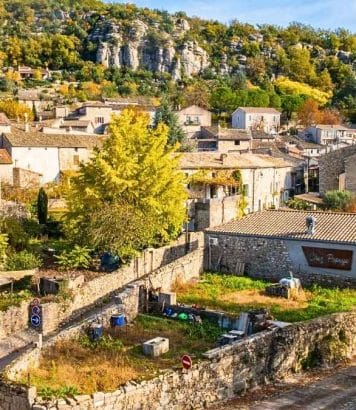 En Ardèche, ce village médiéval classé cache la ruelle la plus étroite de France