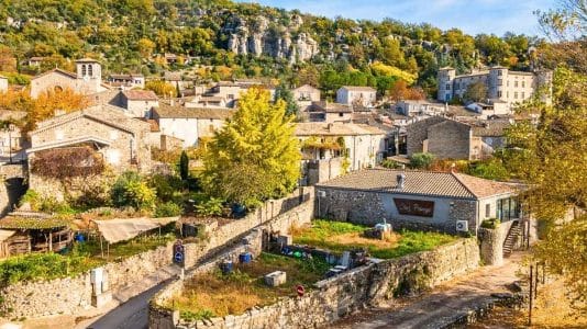 En Ardèche, ce village médiéval classé cache la ruelle la plus étroite de France