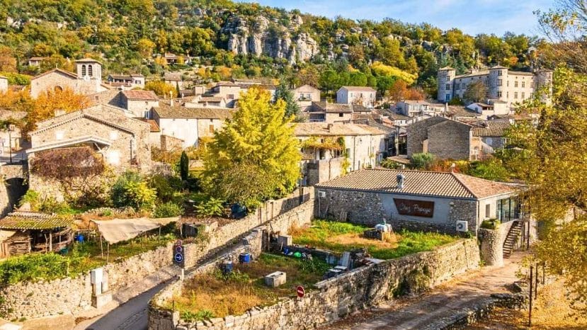 En Ardèche, ce village médiéval classé cache la ruelle la plus étroite de France