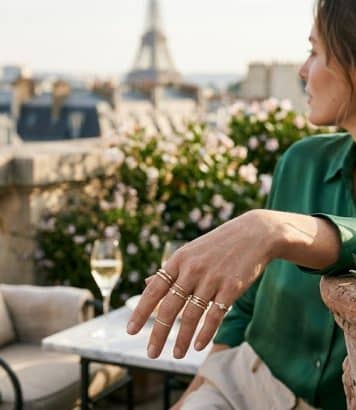 Ce vernis transparent glissé dans vos bagues efface les traces vertes sur la peau