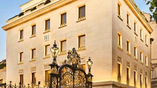 RH Paris pose sa galerie de 3 900 m² sur les Champs-Élysées avec rooftop et vue Tour Eiffel