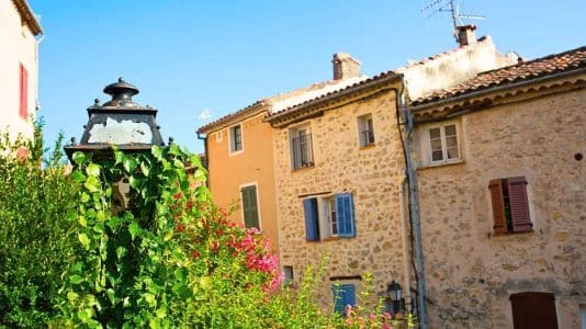 Niché entre vignes et oliviers, ce village de Provence a séduit Max Ernst pendant 12 ans