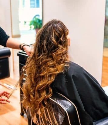 Le balayage brun s'impose comme la coloration la plus chic de l'automne