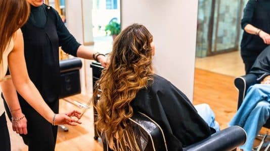 Le balayage brun s'impose comme la coloration la plus chic de l'automne