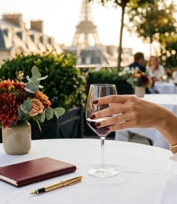 Le bordeaux s'impose comme la manucure phare de fin d'été à Paris