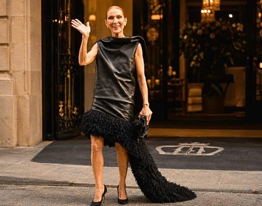 Céline Dion sublime la robe Loewe en cuir à traîne fourrure devant le Royal Monceau