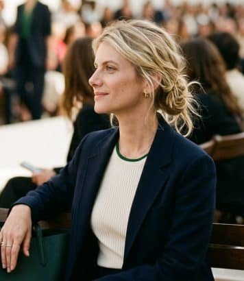 Mélanie Laurent ose le chignon défait au défilé Lacoste et bouscule sa coiffure