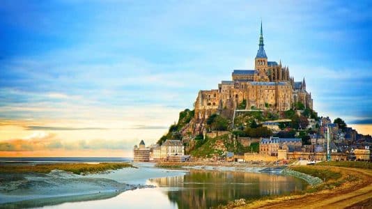 Ce village normand offre la plus belle vue sur le Mont-Saint-Michel au coucher du soleil
