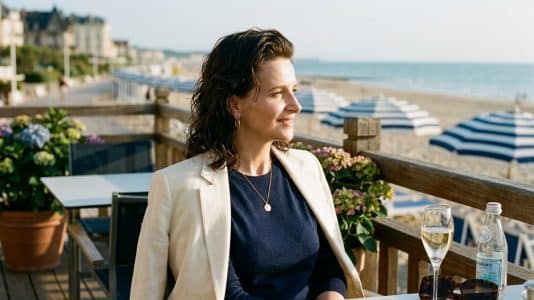 Juliette Binoche rocks Wet Wavy Hair at Deauville, and it's incredibly flattering after 60