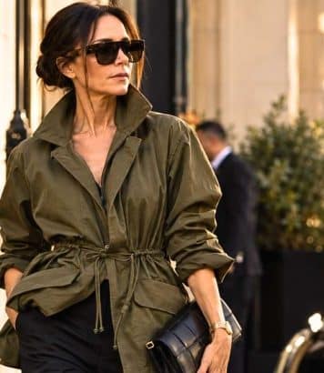 À 52 ans, Victoria Beckham troque le blazer pour cette veste kaki à cordon