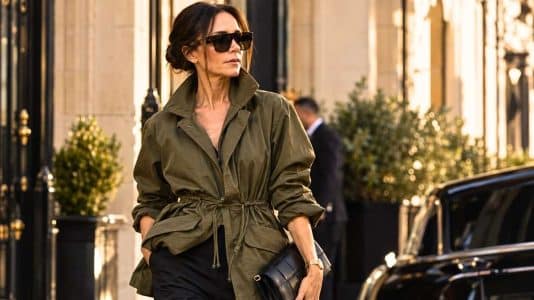 À 52 ans, Victoria Beckham troque le blazer pour cette veste kaki à cordon