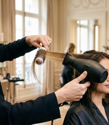 « Tendez la mèche fine à la brosse » : l'astuce coiffeur pour un brushing parfait