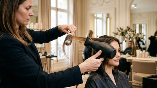 « Tendez la mèche fine à la brosse » : l'astuce coiffeur pour un brushing parfait