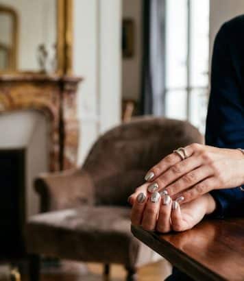 Les Silver Nails s'imposent comme la manucure bijou de la rentrée 2026