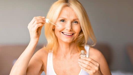 Ce sérum Typology à 34,50€ imite le microneedling et lisse la peau à la maison