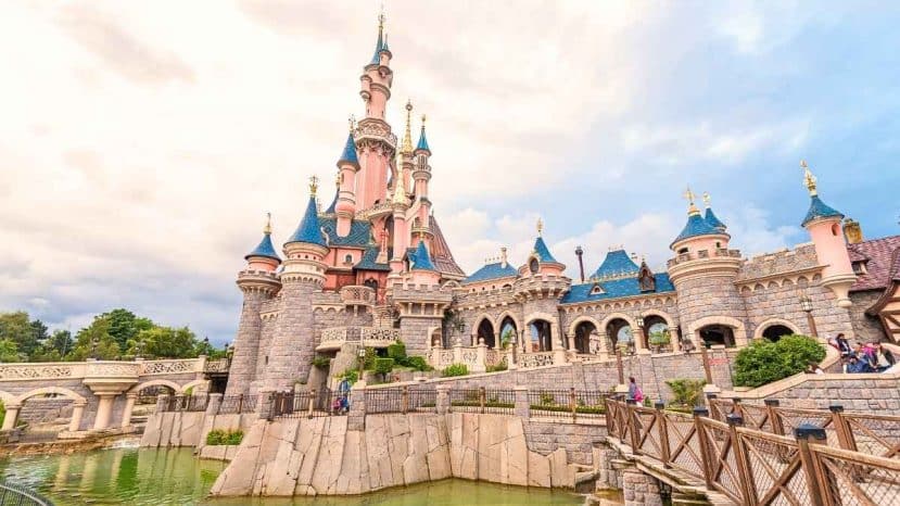 Simba enflamme le Frontierland Theater de Disneyland Paris dans un show explosif